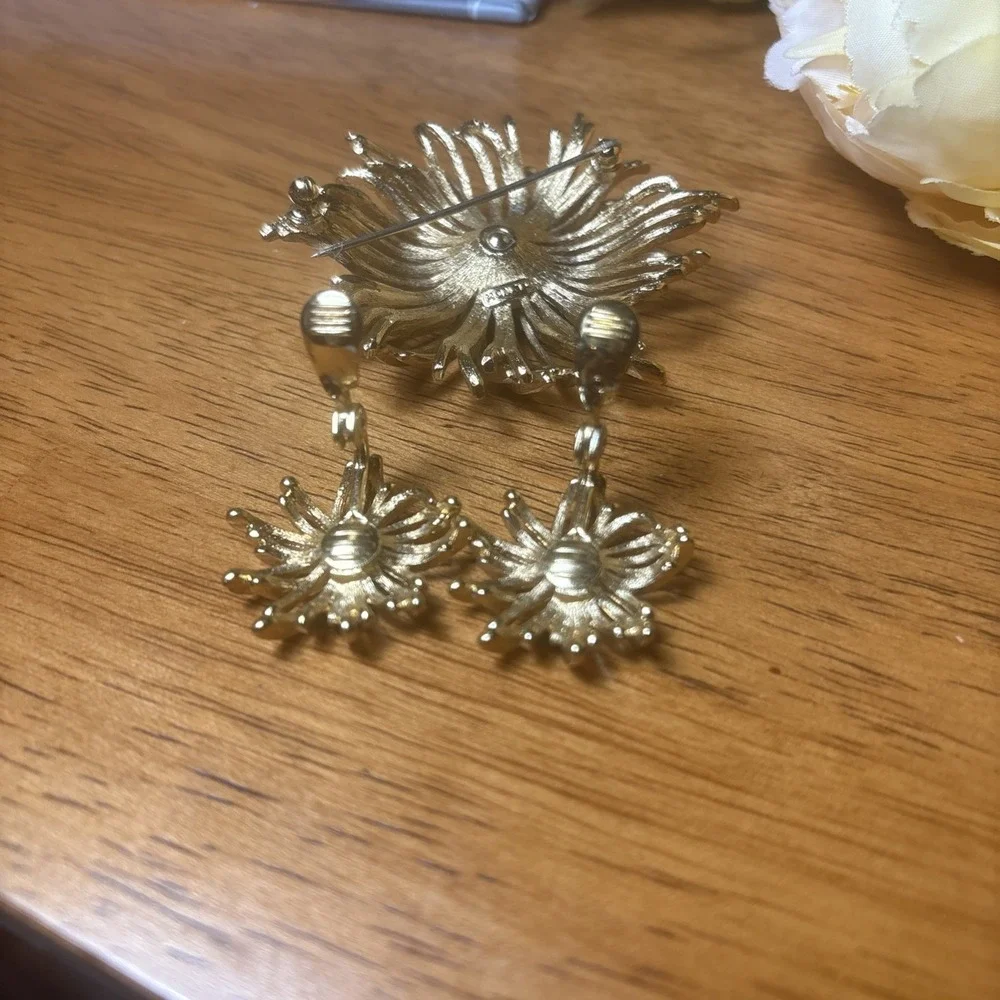 Vintage MONET Set Gold Tone Earrings STARBURST‎ Golden Flower Clip On And Brooch